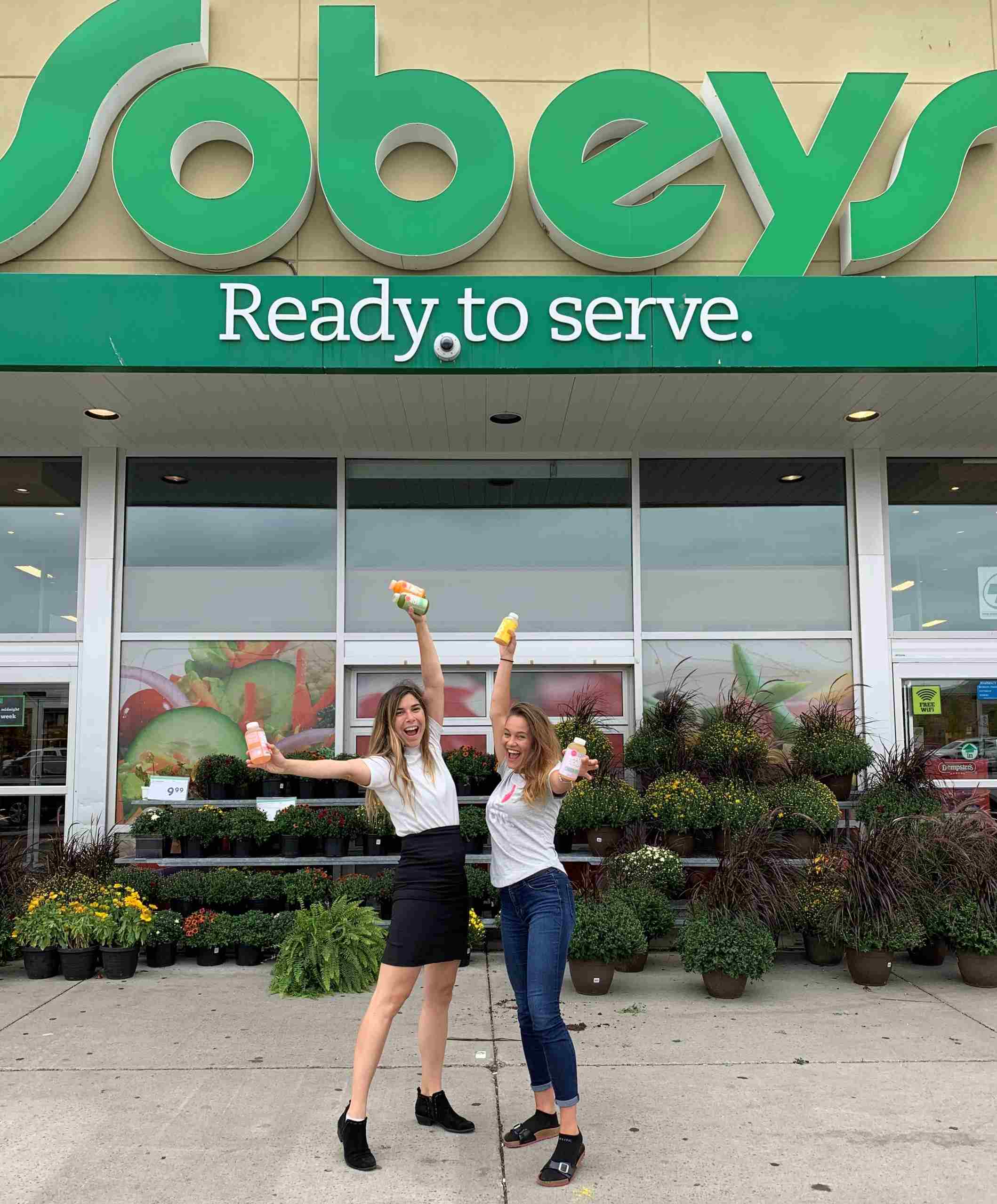 Équipe Welo à l’extérieur d’un magasin Sobeys.